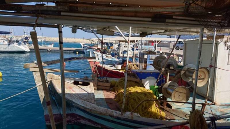 Τρέχουν για να προλάβουν το αλιευτικό Μαραθούπολης