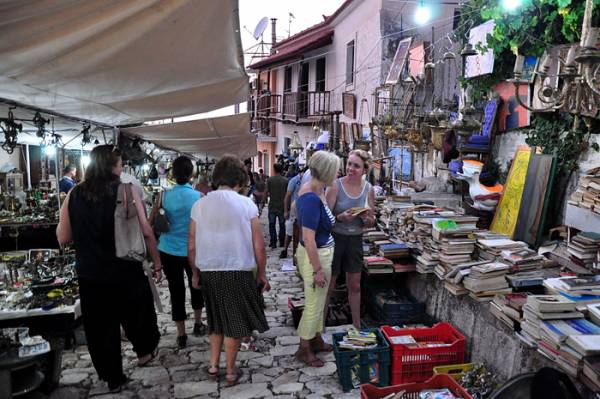 Παζάρι αντικών στην Κυπαρισσία