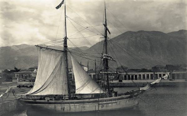 Ιστιοφόρο στο λιμάνι της Καλαμάτας