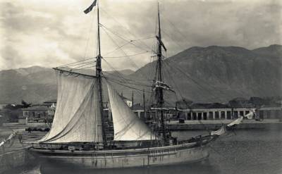 Ιστιοφόρο στο λιμάνι της Καλαμάτας