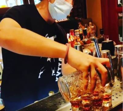 Ασφυκτιούν κλαμπ και μπαρ εν μέσω περιορισμών