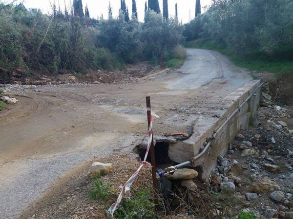 Τεράστιες λακκούβες στην Κάτω Αμφεία
