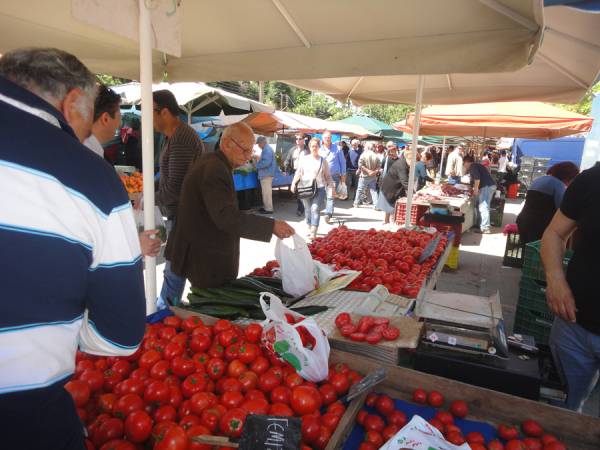 "Ο κόσμος ψωνίζει μόνο το πρώτο δεκαπενθήμερο" - γιατί στο δεύτερο μισό του μήνα δεν έχει χρήματα