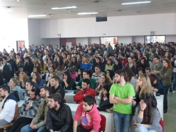 Δεν φεύγει το Λογοθεραπείας;