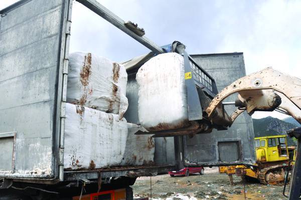 Διαμαρτυρία συλλόγων για τα σκουπίδια στην Καλλιρρόη