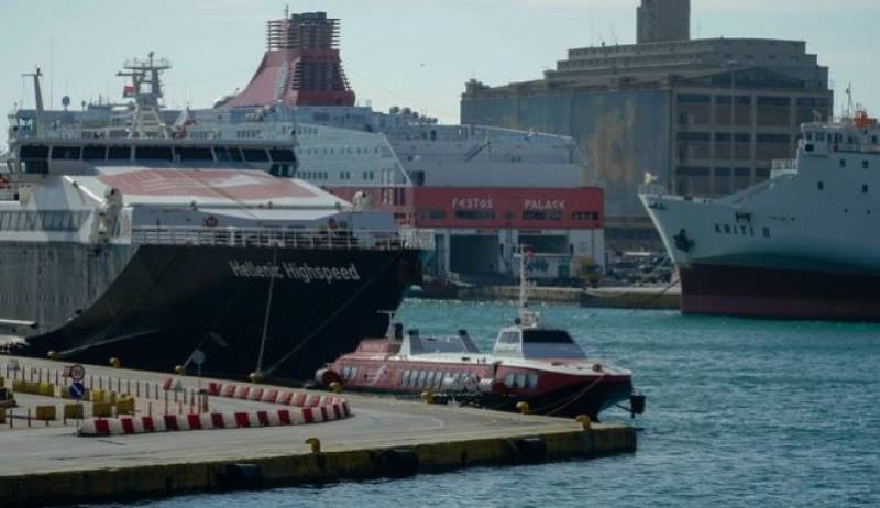 Αυτοκίνητο έπεσε στο λιμάνι του Πειραιά - Σώος ο οδηγός