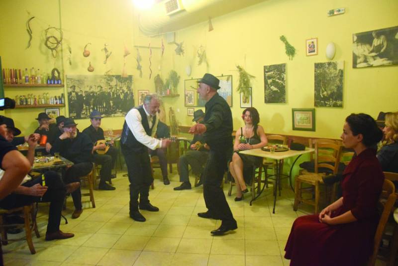 Γυρίσματα για το Ζορμπά στον “Πλάτανο” στην Καλαμάτα