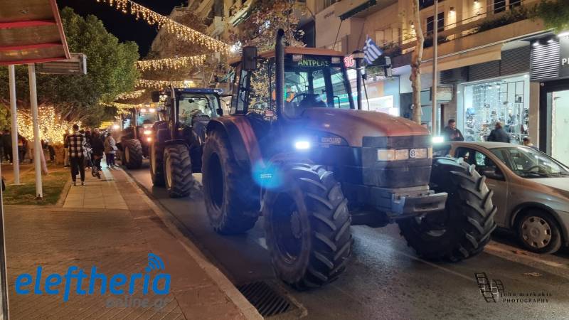 Τα τρακτέρ μπήκαν ξανά στην Καλαμάτα - Παραμένουν στο μπλόκο του αυτοκινητοδρόμου (βίντεο-φωτογραγίες)