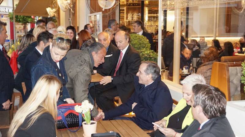 Στην πλατεία της Καλαμάτας με πολιτικούς του φίλους ο Αντώνης Σαμαράς