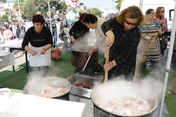 Το λιώσιμο του παστού αναβίωσε στη Μεσσήνη (βίντεο -φωτογραφίες)