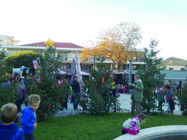 Δάσος στολισμένων δέντρων η κεντρική πλατεία Κυπαρισσίας