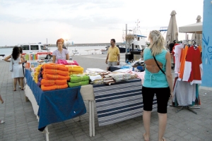 Καλοκαιρινό παζάρι από "Το Χαμόγελο του Παιδιού" στο λιμάνι Καλαμάτας
