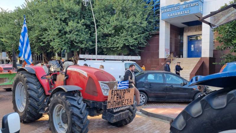 Καλαμάτα: Δεκάδες αγρότες με τρακτέρ στα δικαστήρια για συμπαράσταση σε δίκη (βίντεο-φωτογραφίες)