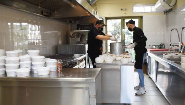 Σταθερά πάνω από 100 άτομα στο Δημοτικό Συσσίτιο Καλαμάτας