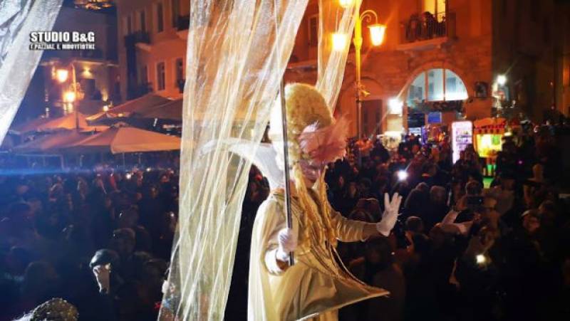 Σε ρυθμούς καρναβαλιού και το Ναύπλιο: Με βενετσιάνικες στολές χόρεψαν «σάμπα» (Βίντεο)