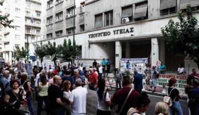Στάση εργασίας στα νοσοκομεία και συγκέντρωση υγειονομικών στο υπουργείο Υγείας (βίντεο)