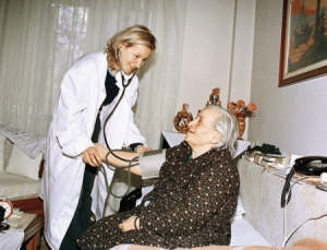 Μειώνονται στο 1/3 οι δικαιούχοι του προγράμματος "Βοήθεια στο σπίτι"