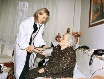 Μειώνονται στο 1/3 οι δικαιούχοι του προγράμματος "Βοήθεια στο σπίτι"