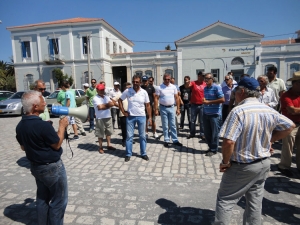 Πάνε για Τρίπολη οι ιδιοκτήτες ταξί - Xθες απέκλεισαν τη ΔΟΥ και έκαναν πορεία