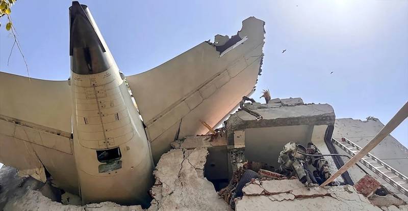 Συντριβή αεροπλάνου της Air India: "Είδα ανθρώπους να πεθαίνουν μπροστά στα μάτια μου", δηλώνει ο μοναδικός επιζήσας