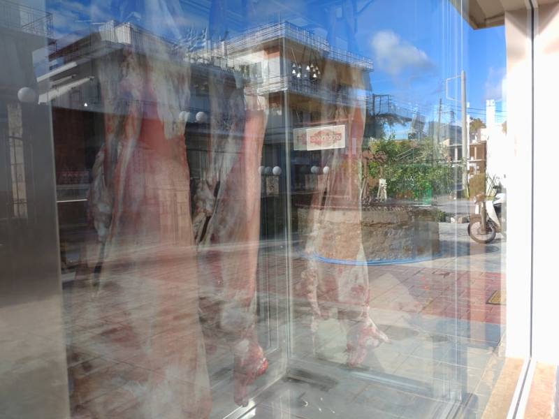 Κορυφώνεται η κίνηση στα κρεοπωλεία της Καλαμάτας - Αυξημένη η τιμή σε αρνί και κατσίκι
