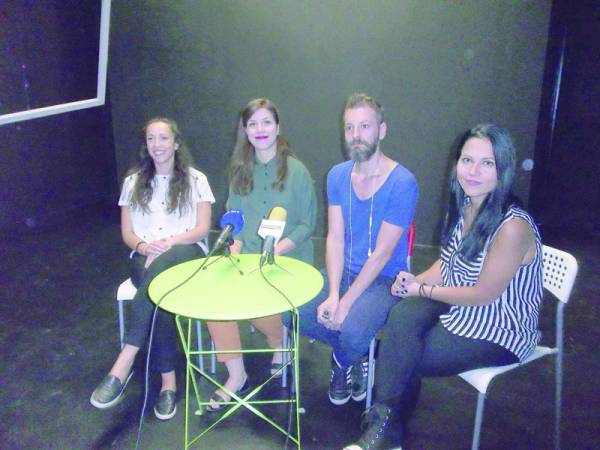 Πρεμιέρα την Κυριακή στο Θέατρο Νηπιαγωγείο: "Αφησέ με να έρθω μαζί σου, μ' ακούς;"