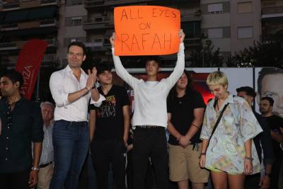 Με πλακάτ για τη Ράφα