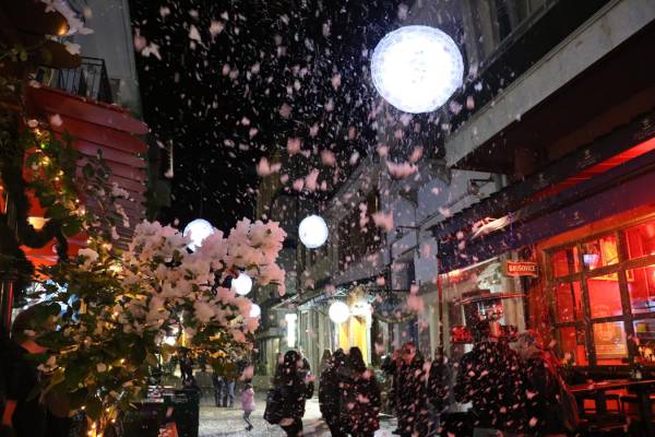 Εορταστικός στολισμός στον πεζόδρομο της Αμφείας (βίντεο και φωτογραφίες)