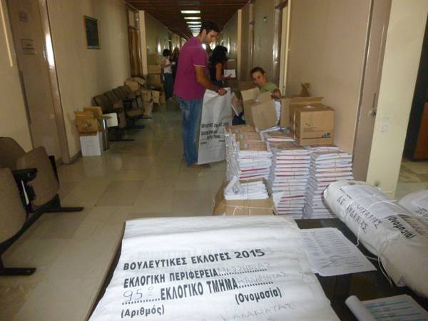 Ετοιμάστηκαν οι σάκοι με το εκλογικό υλικό (βίντεο)