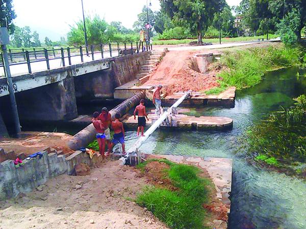 Διαμαρτυρία για αγωγό στον Πάμισο από την Ενωση Αγιοφλωριτών