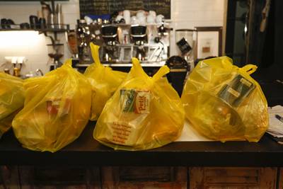 Καλαμάτα: Γεύματα για άπορες οικογένειες μοιράζει το κατάστημα “Κεντρικόν” (βίντεο)