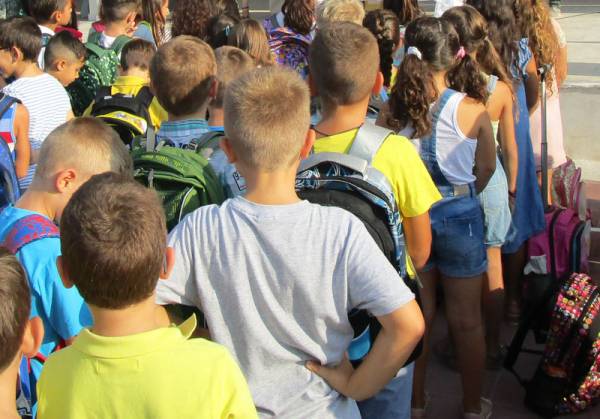 Τροχονόμοι διανέμουν φυλλάδια σε σχολεία