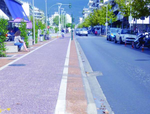 Αυτοκίνητο, ποδήλατο και πεζοί σε θέση μάχης