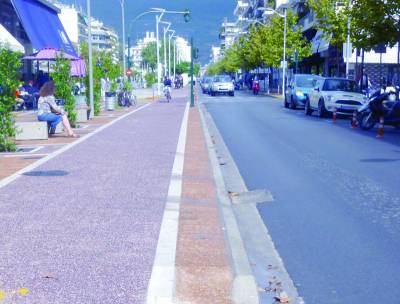 Αυτοκίνητο, ποδήλατο και πεζοί σε θέση μάχης