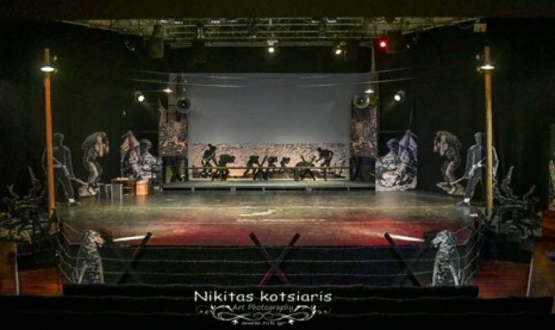 Το σκηνικό της παράστασης