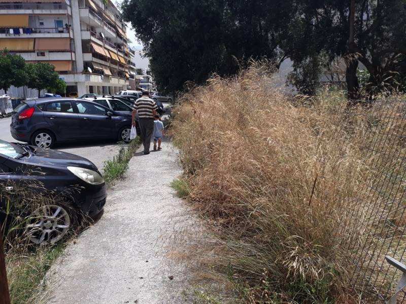 Κάλυψαν το πεζοδρόμιο