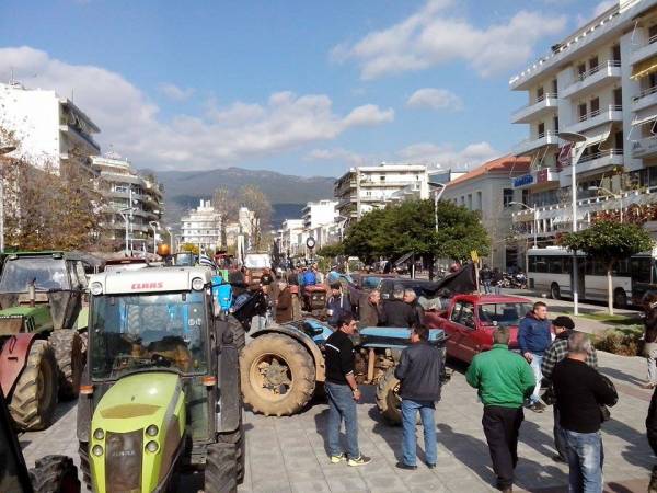Αγρότες με τρακτέρ στην κεντρική πλατεία της Καλαμάτας (βίντεο-φωτογραφίες)