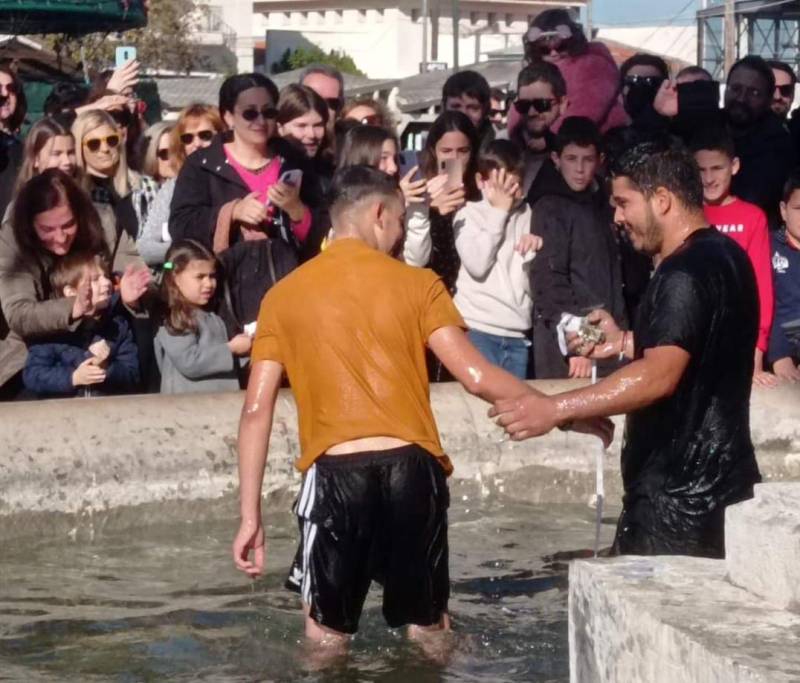 Φιλιατρά: Βούτηξαν για τον Σταυρό στο συντριβάνι της πόλης (φωτογραφίες)