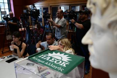 Eκλεισαν οι κάλπες για τον β' γύρο των εσωκομματικών εκλογών στο ΠΑΣΟΚ (βίντεο)