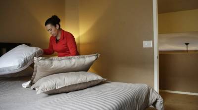 Οι βραχυχρόνιες μισθώσεις εμπλουτίζουν τις τουριστικές υπηρεσίες αλλά έχουν αντίκτυπο στις τοπικές κοινότητες