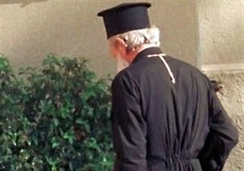 Παπάδες έπεσαν θύματα κυκλώματος απατεώνων