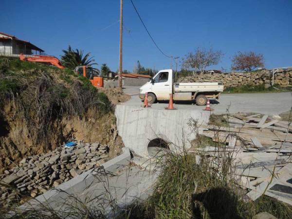 Αποκατάσταση ζημιών στο δρόμο προς Αμφεια