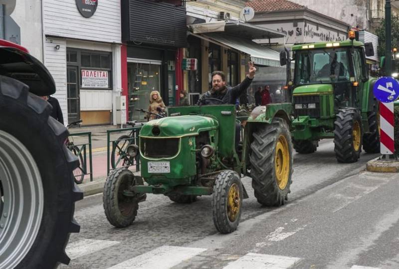 Στους δρόμους αγρότες και κτηνοτρόφοι (Βίντεο)
