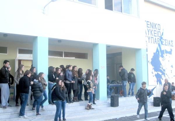 "Αλλοι πετούν και άλλοι πεινούν" στην Κυπαρισσία