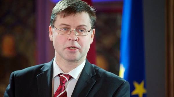 Ντομπρόβσκις: Αν δεν υπάρξει ελληνικό αίτημα παράτασης του προγράμματος δεν θα υπάρξει νέο Eurogroup