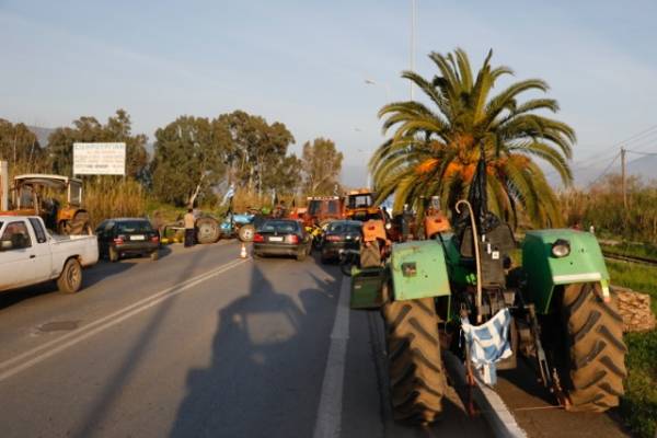 Σαλάτα χωρίς ελαιόλαδο δίπλα στα μπλόκα της οργής