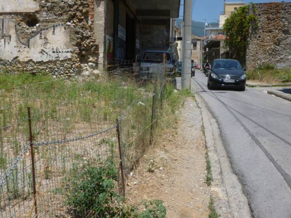 Το ένα πεζοδρόμιο χειρότερο απ’ το άλλο