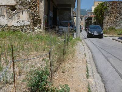 Το ένα πεζοδρόμιο χειρότερο απ’ το άλλο