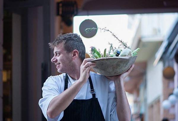 Σεφ Κωνσταντίνος Βασιλειάδης: Το “Μπλε καναρίνι” ανοίγει τα φτερά του στην Καλαμάτα