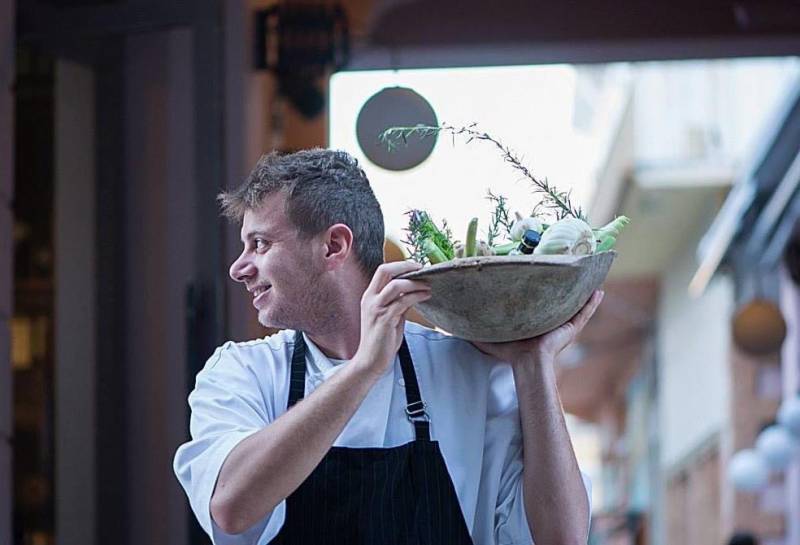 Σεφ Κωνσταντίνος Βασιλειάδης: Το “Μπλε καναρίνι” ανοίγει τα φτερά του στην Καλαμάτα